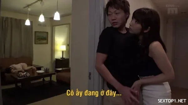 Nữ thư ký cố tình làm rơi cốc nước để được ông chủ trừng phạt